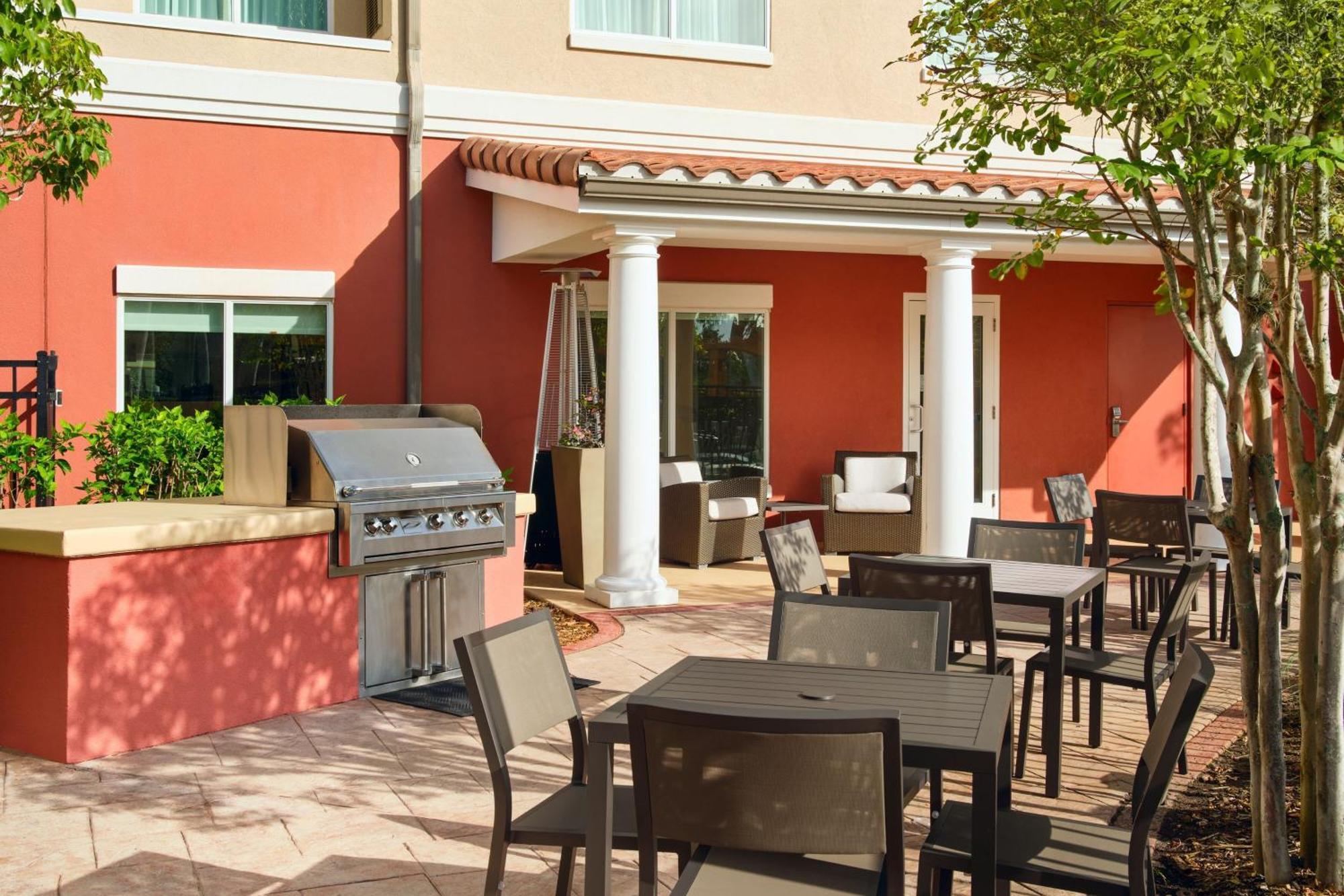 Residence Inn By Marriott Fort Myers At I-75 And Gulf Coast Town Center Естеро Екстериор снимка