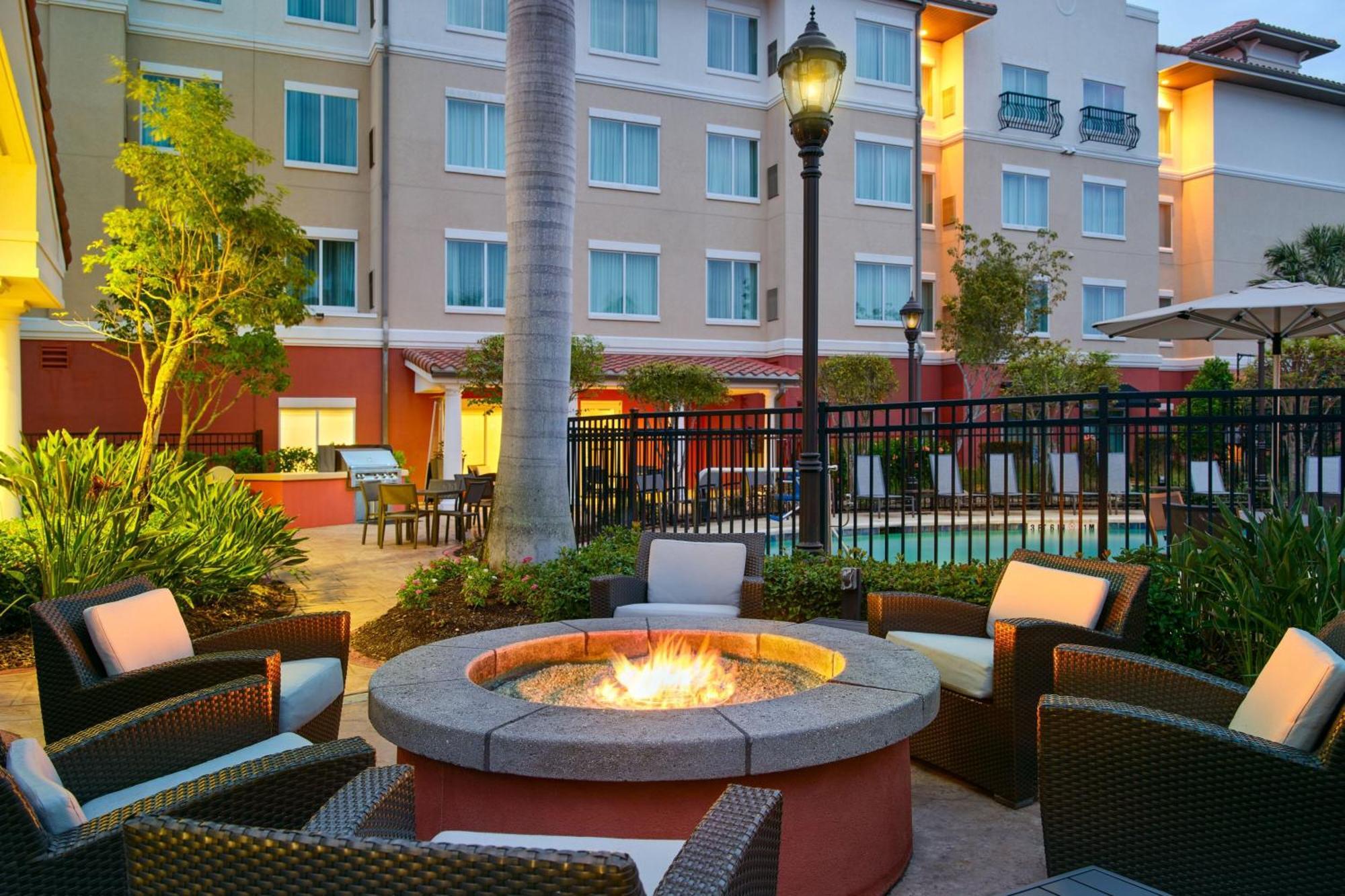 Residence Inn By Marriott Fort Myers At I-75 And Gulf Coast Town Center Естеро Екстериор снимка